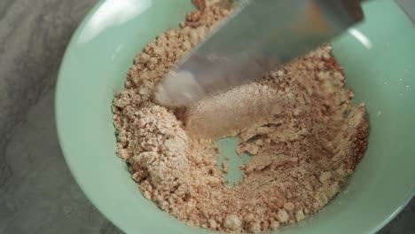 mezcla de masa para muffins de calabaza usando calabaza asada real en un cuenco receta sana sin lácteos vegana