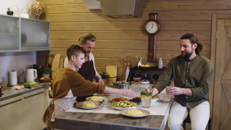 Hombres-Caucásicos-Y-Niño-En-La-Cocina