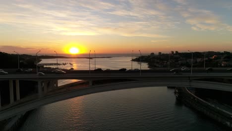 Tráfico-Del-Puente-De-Arrábida-De-La-Ciudad-De-Porto-Y-Río-Douro-Al-Atardecer-Vista-Aérea