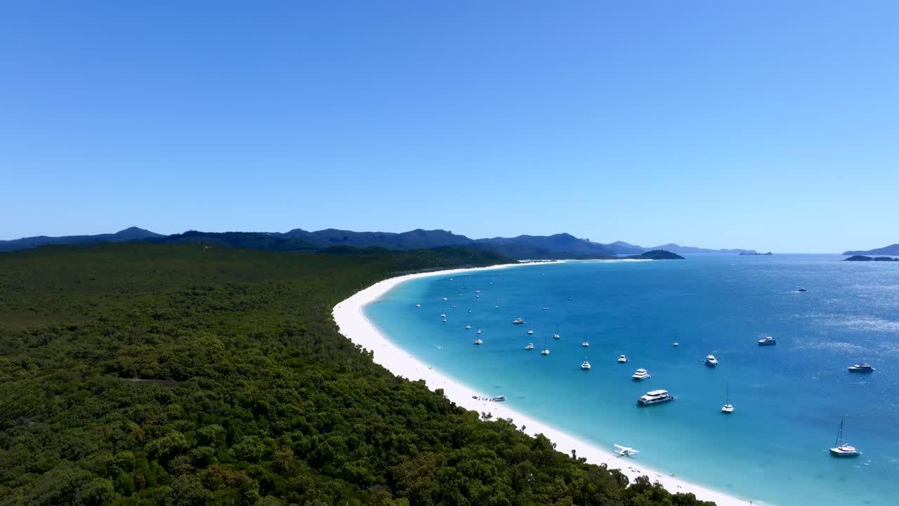 Un volo sopra la spiaggia di Whitehaven in una giornata limpida e soleggiata nel Queensland