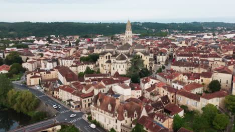 vista amplia de la ciudad de périgeux y el río con el frente del santo de la catedral, disparo de drone con movimiento de elevación, dordogne