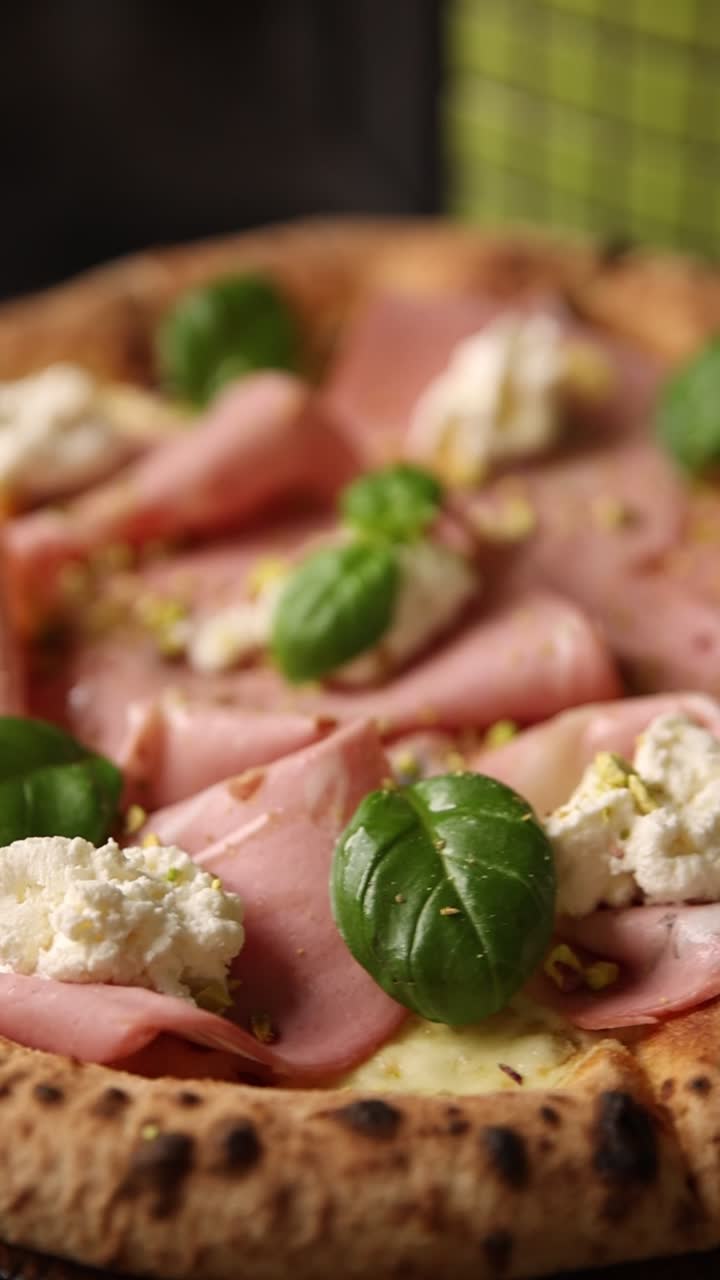 Appetitosa Pizza alla Mortadella Guarnita con Ricotta e Basilico Fresco