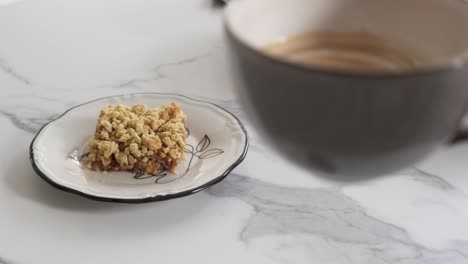 Kaffee-Mit-Milch-Neben-Der-Apfelkuchenwüste-Trinken