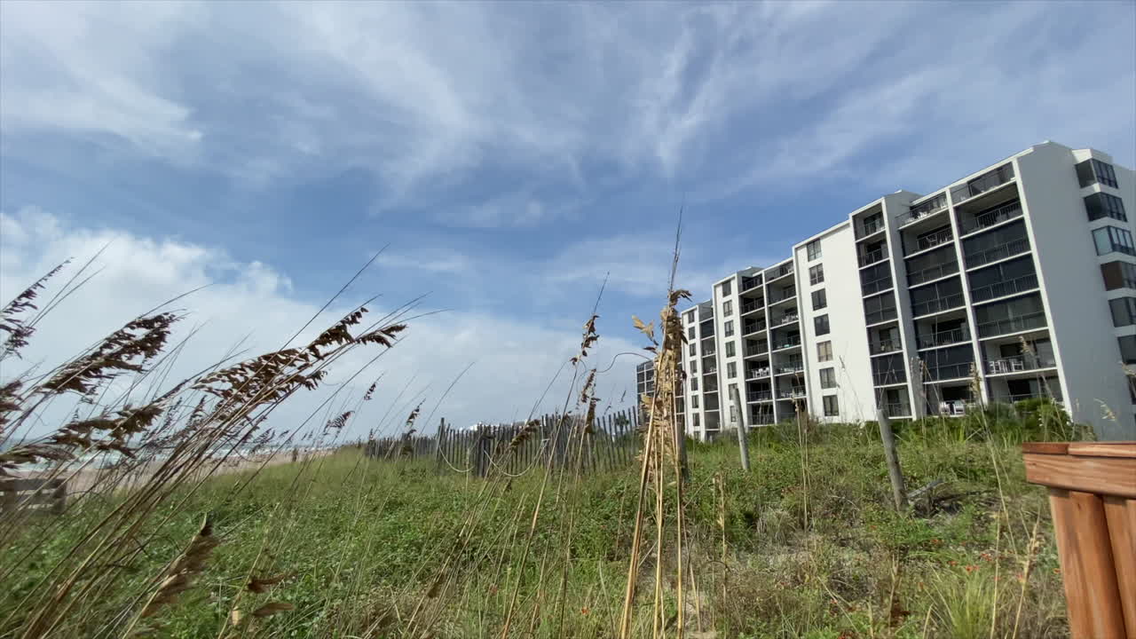 viento que sopla antes de la tormenta en la ciudad de la playa de wrightsville en carolina del norte