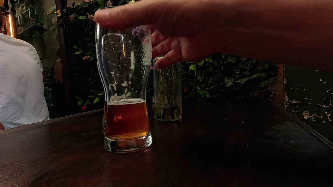 한 사람 이 쾌적 한 술집 에서 맥주 를 마시고 있다