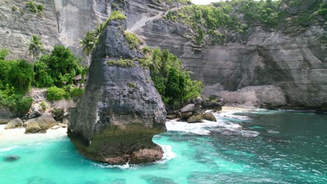 Luftdrohnenvideo-Eines-Tropischen-Strandes-Auf-Der-Insel-Nusa-Penida-In-Bali,-Indonesien