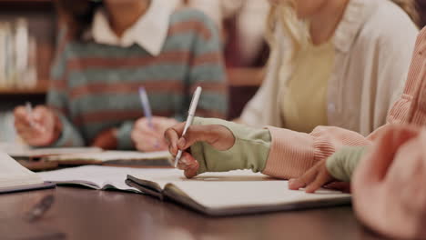 estudiantes estudiando juntos en una biblioteca