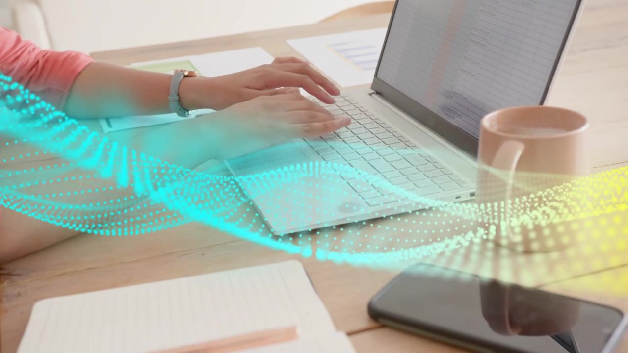 Donna che posa le mani sui tasti del laptop, digitando a distanza, con un'onda animata che si muove verso destra, oscurando le mani.