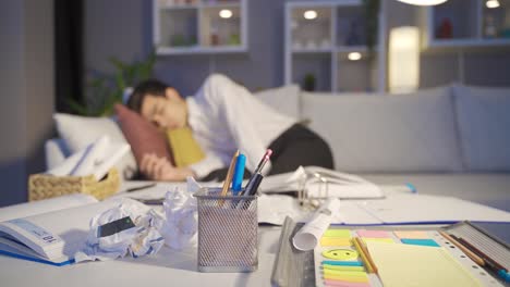 el hombre de negocios se duerme mientras trabaja.