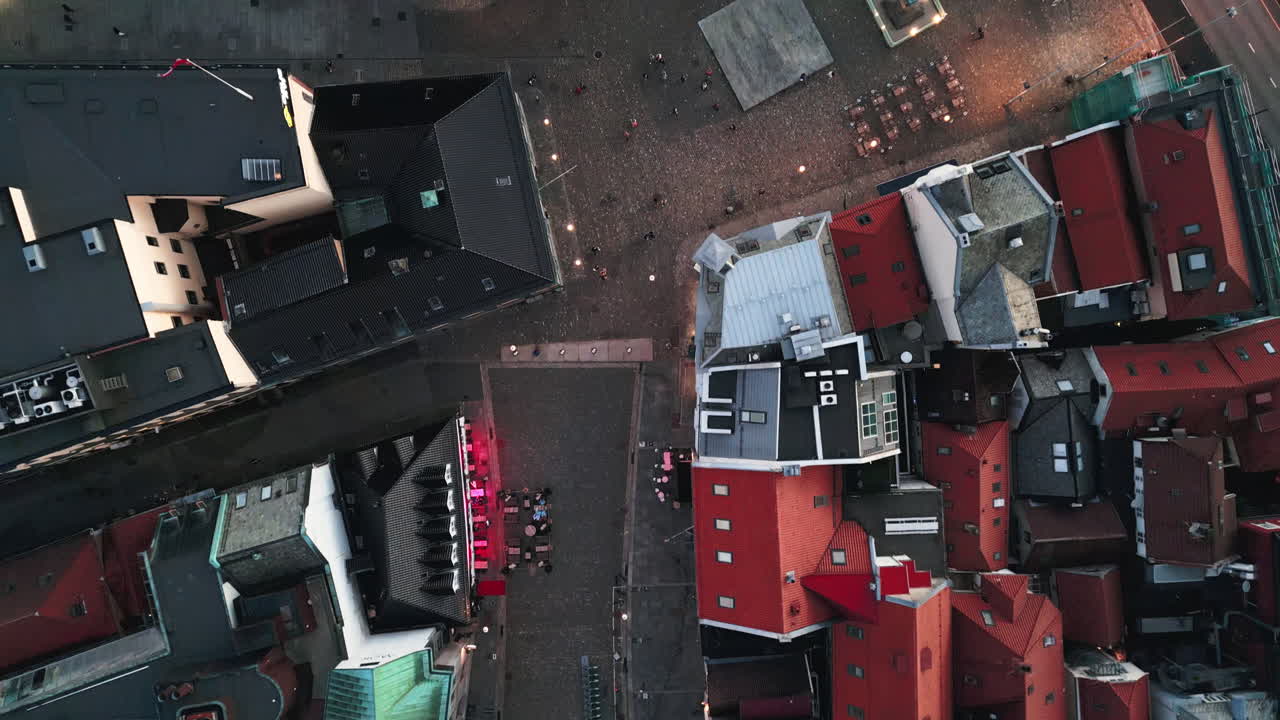 노르웨이 베르겐 시에서 드론으로 촬영된  ⁇  다운 뷰. 위에서 볼 수 있는 집과 거리, 사람도 없고, 낮빛