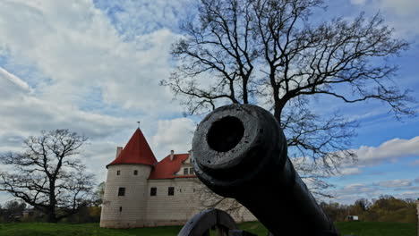 Cañón-En-Un-Castillo-Cerca-De-Bauska,-Letonia