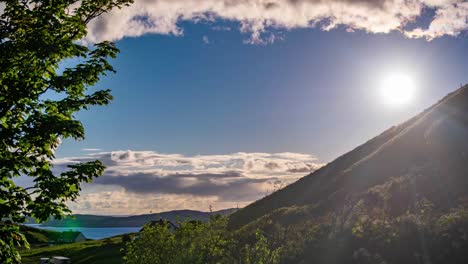 Timelapse-Cinematográfico-De-La-Puesta-De-Sol-De-Las-Tierras-Altas-Escocesas-Durante-La-Hora-Dorada