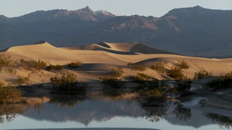 Lapso-De-Tiempo-Sobre-Un-Oasis-En-El-Valle-De-La-Muerte-1