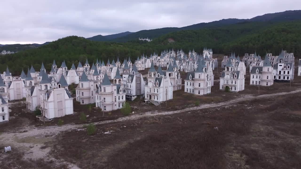 Заброшенные роскошные дома в Бурдж-аль-Бабас, Турция