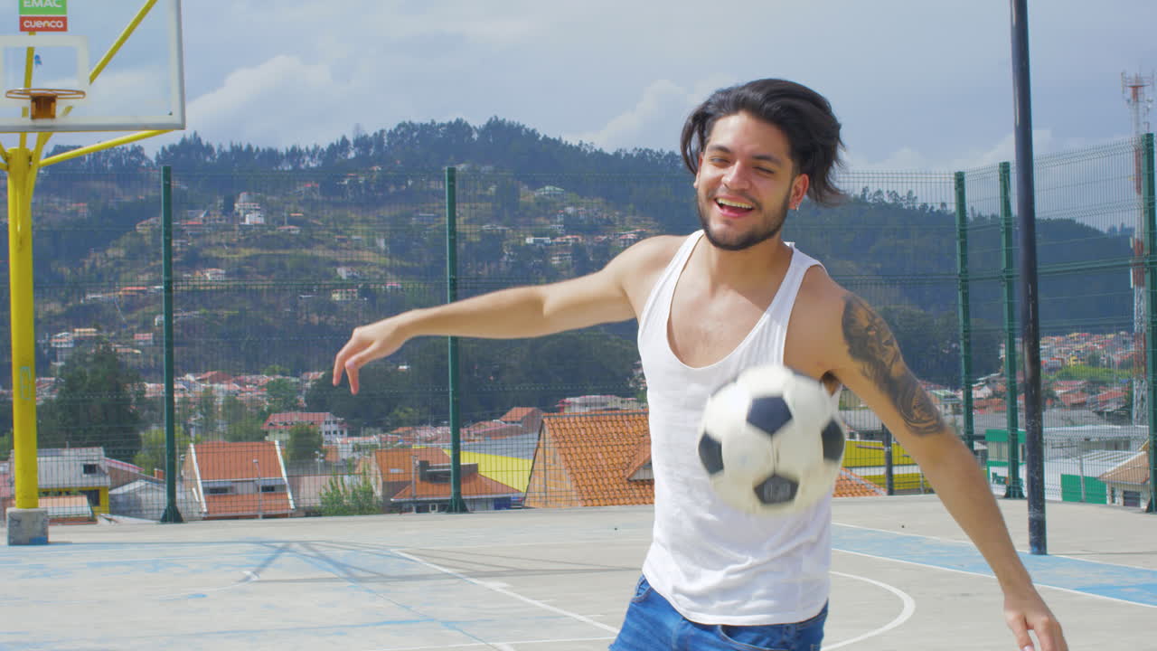 hombre guapo practicando trucos de fútbol