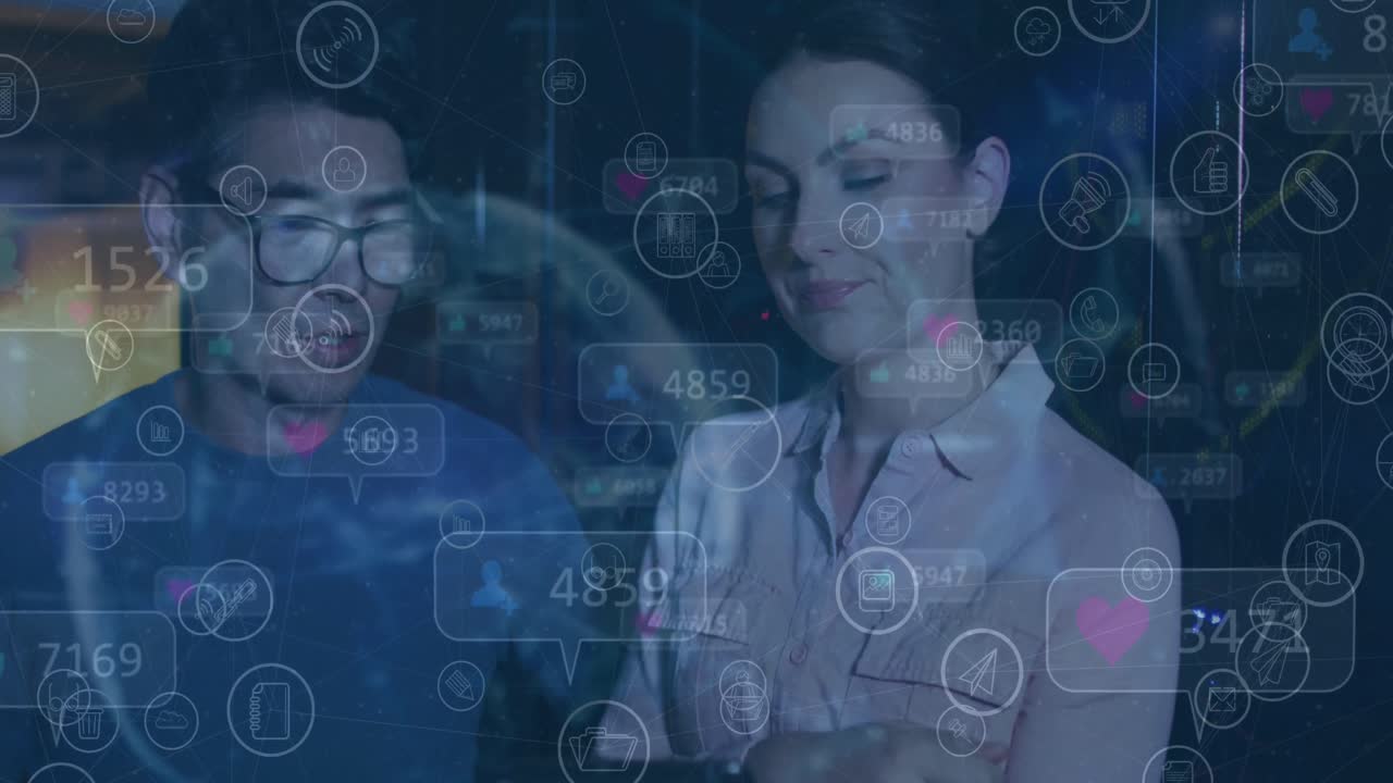 animación de iconos de redes sociales sobre una pareja diversa de trabajadores de la sala de servidores