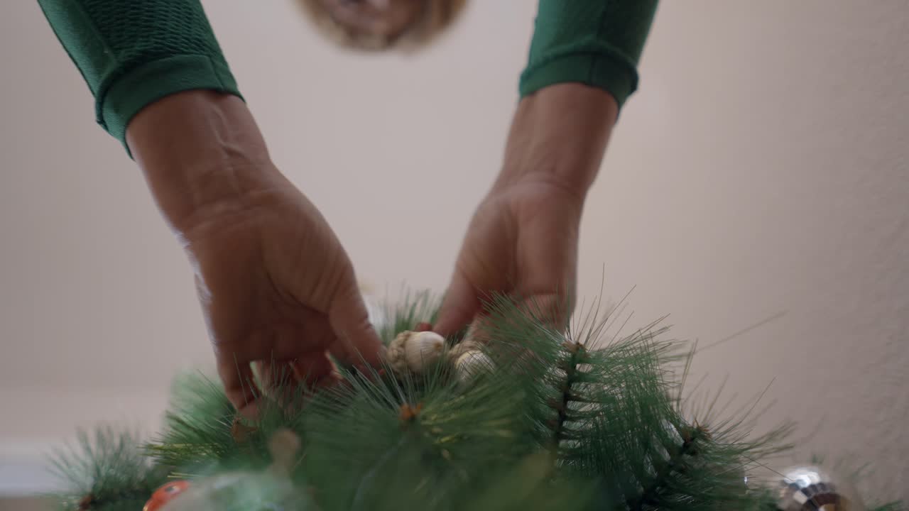 크리스마스 트리를 장식 하는 사람
