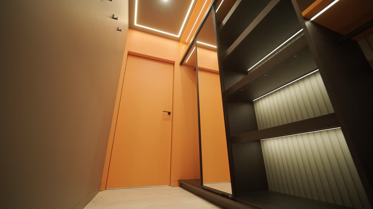 interior de hogar minimalista elegante y elegante con líneas limpias, colores neutrales e iluminación ambiental cálida, creando un ambiente acogedor y moderno.