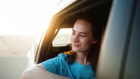 mujer viajando en un coche
