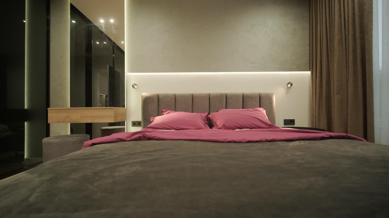 Interni di appartamento moderno e minimalista con arredamento semplice, toni neutri e linee pulite. Il design enfatizza la funzionalità, creando uno spazio abitativo sereno e organizzato.