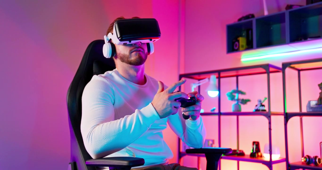 Giovane uomo che gioca a un gioco di realtà virtuale con un controller in una stanza illuminata al neon
