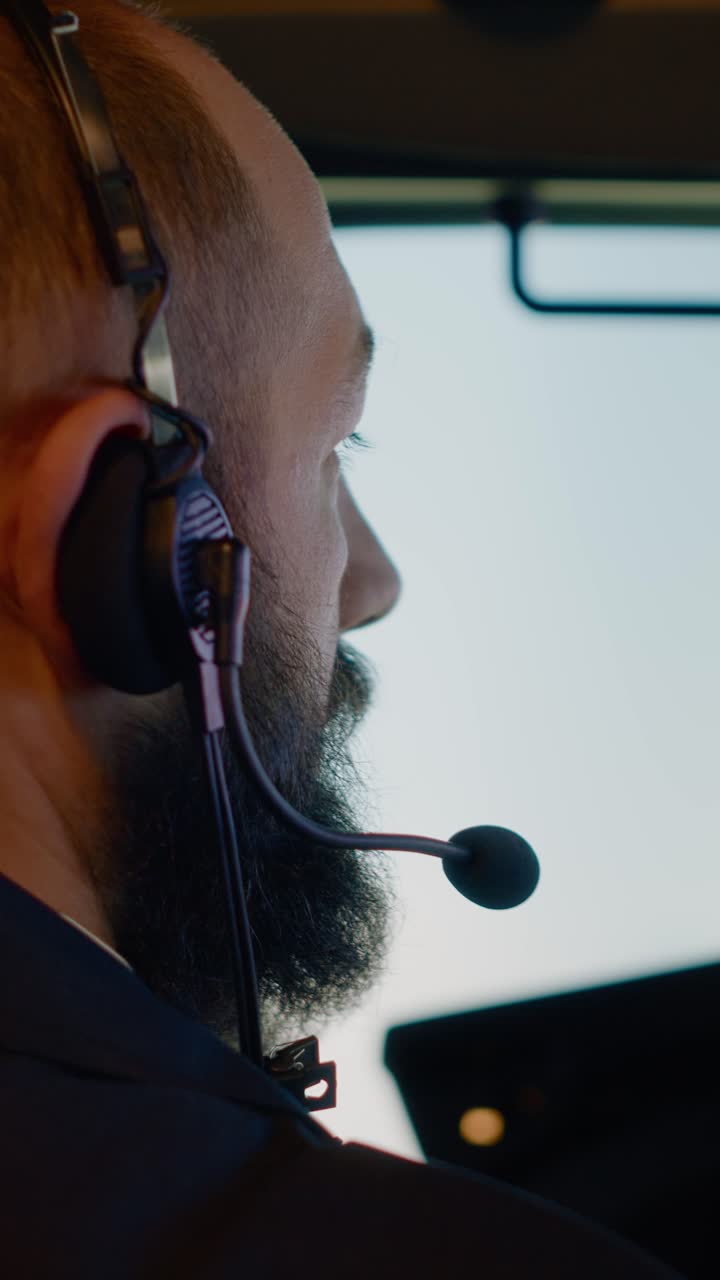 Pilota nella cabina di pilotaggio