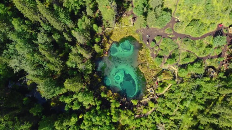 Lago geyser con sorgenti termali
