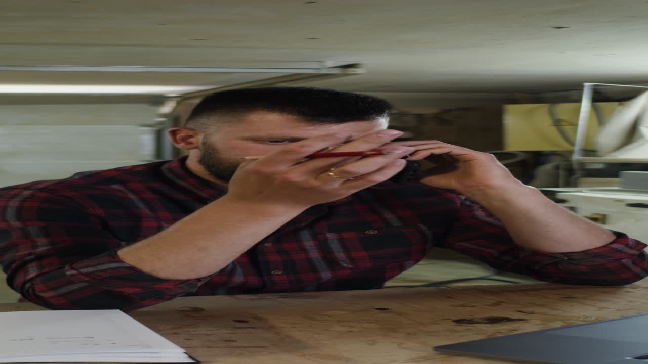 falegname che discute i dettagli del progetto