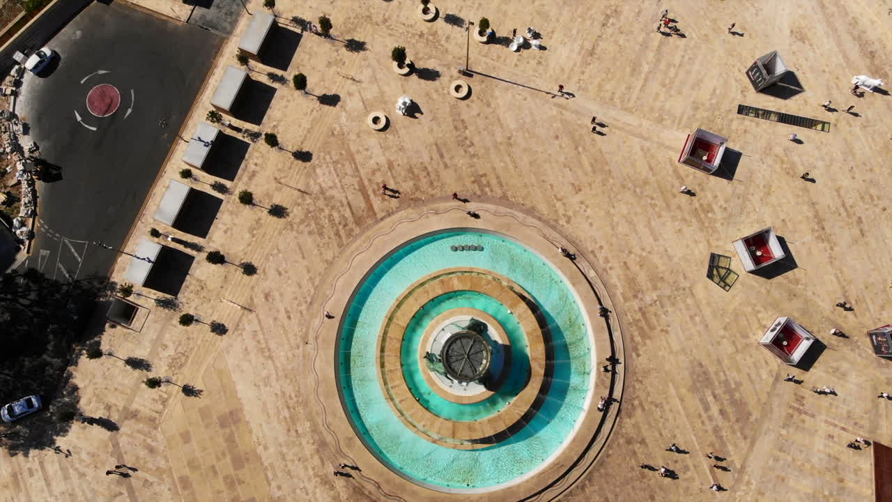 몰타 발레타에 있는 트리톤 분수의 오버헤드 회전 샷