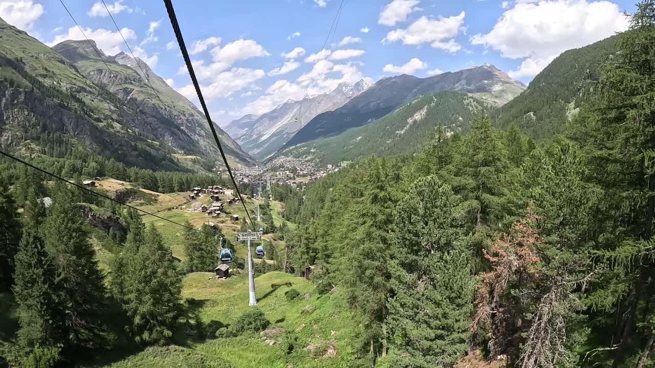 Viaggio in funivia verso la città di Zermatt nella valle delle Alpi Svizzere in Svizzera, Europa