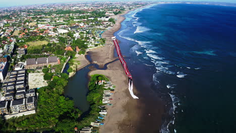 cometa janggan tradicional con cola larga volando alto sobre la costa, bali