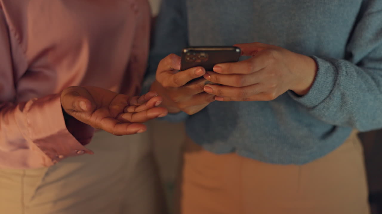 mujeres de negocios, teléfonos y empresas con