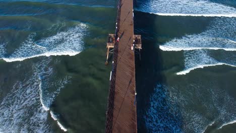 muelle junto al mar desde arriba, agua azul verde