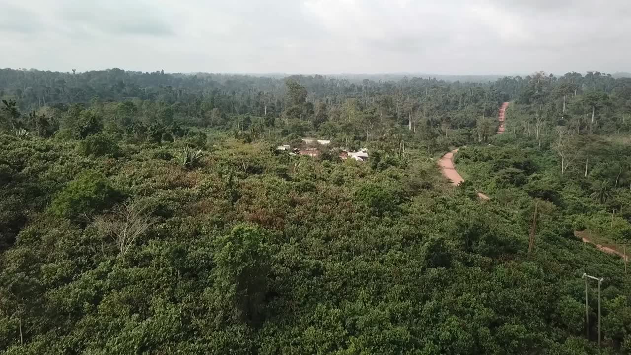 el vuelo de aviones no tripulados sobre la selva tropical revela una pequeña aldea africana en ghana