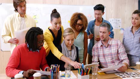 Business-executives-interacting-with-eachother-during-meeting