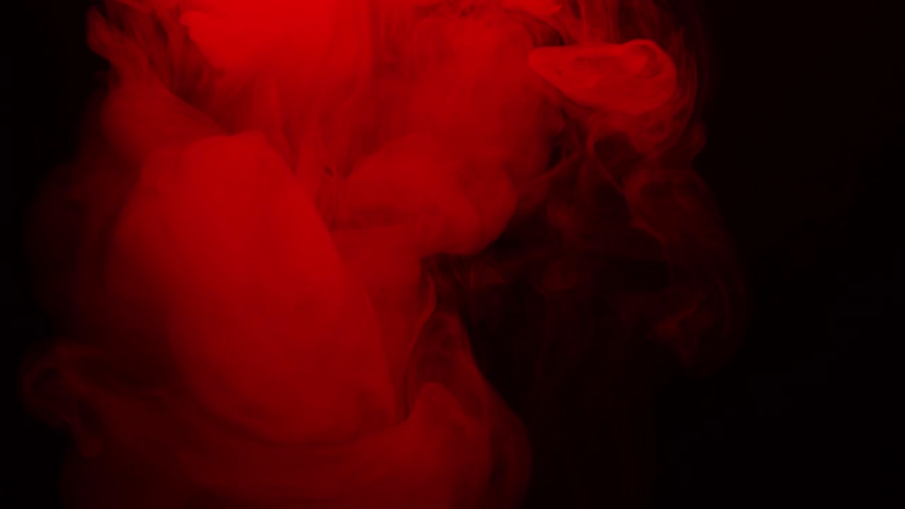 Vero fumo rosso su sfondo nero