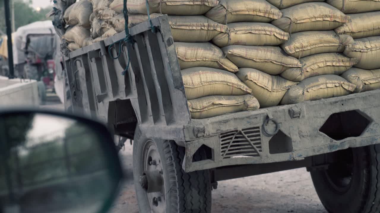 Ein Lastwagen voller Säcke auf einer Straße in Mumbai, Indien