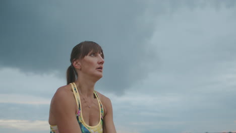 Una-Deportista-Activa-Está-Jugando-Voleibol-De-Playa-Golpeando-Una-Pelota-Para-Servir-Retrato-Medio-En-Movimiento