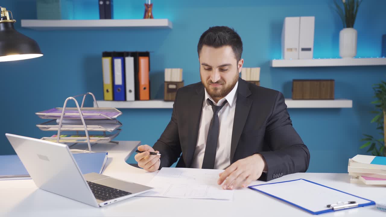 el empresario que está cansado de trabajar está aburrido.