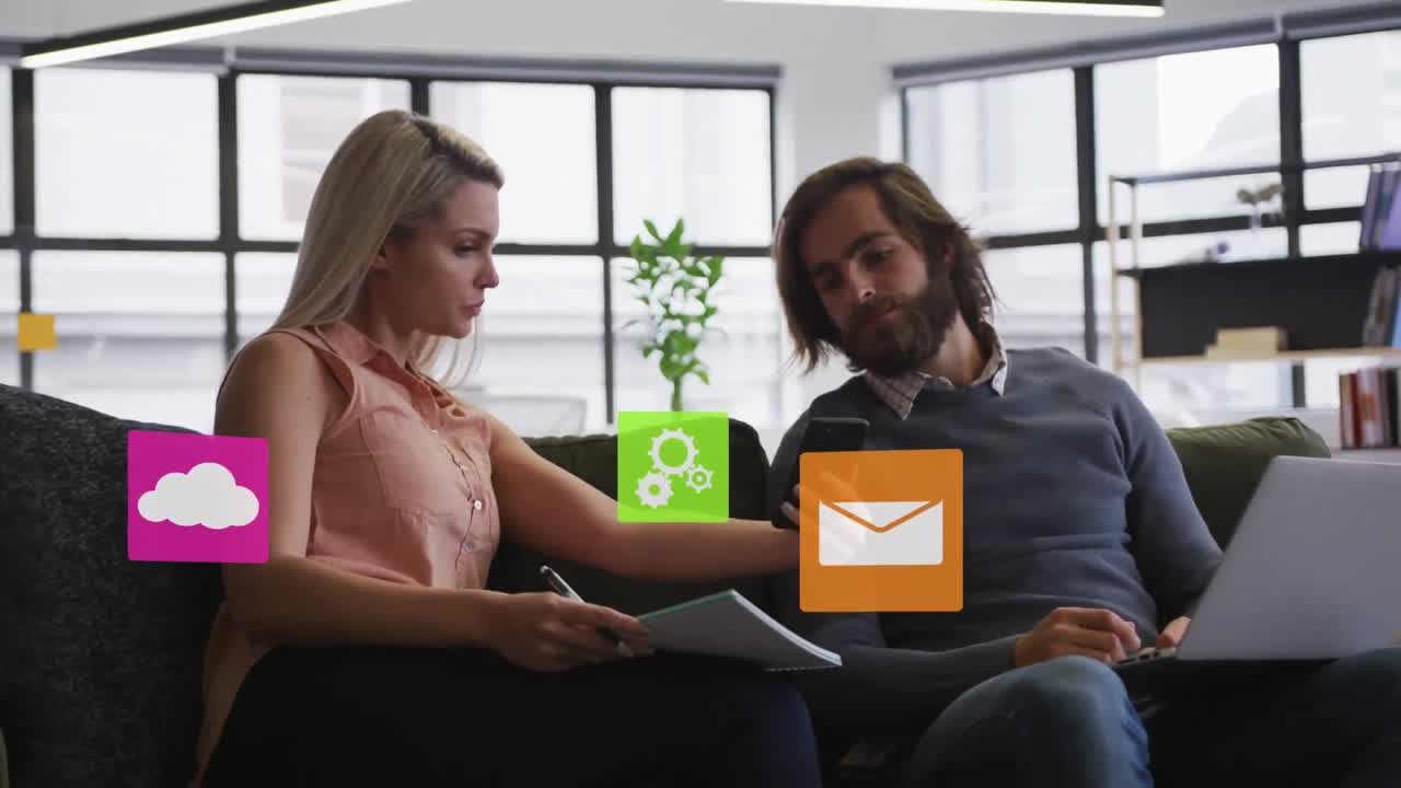 animación de iconos de los medios sobre empresarios caucásicos que usan teléfonos inteligentes y sonríen