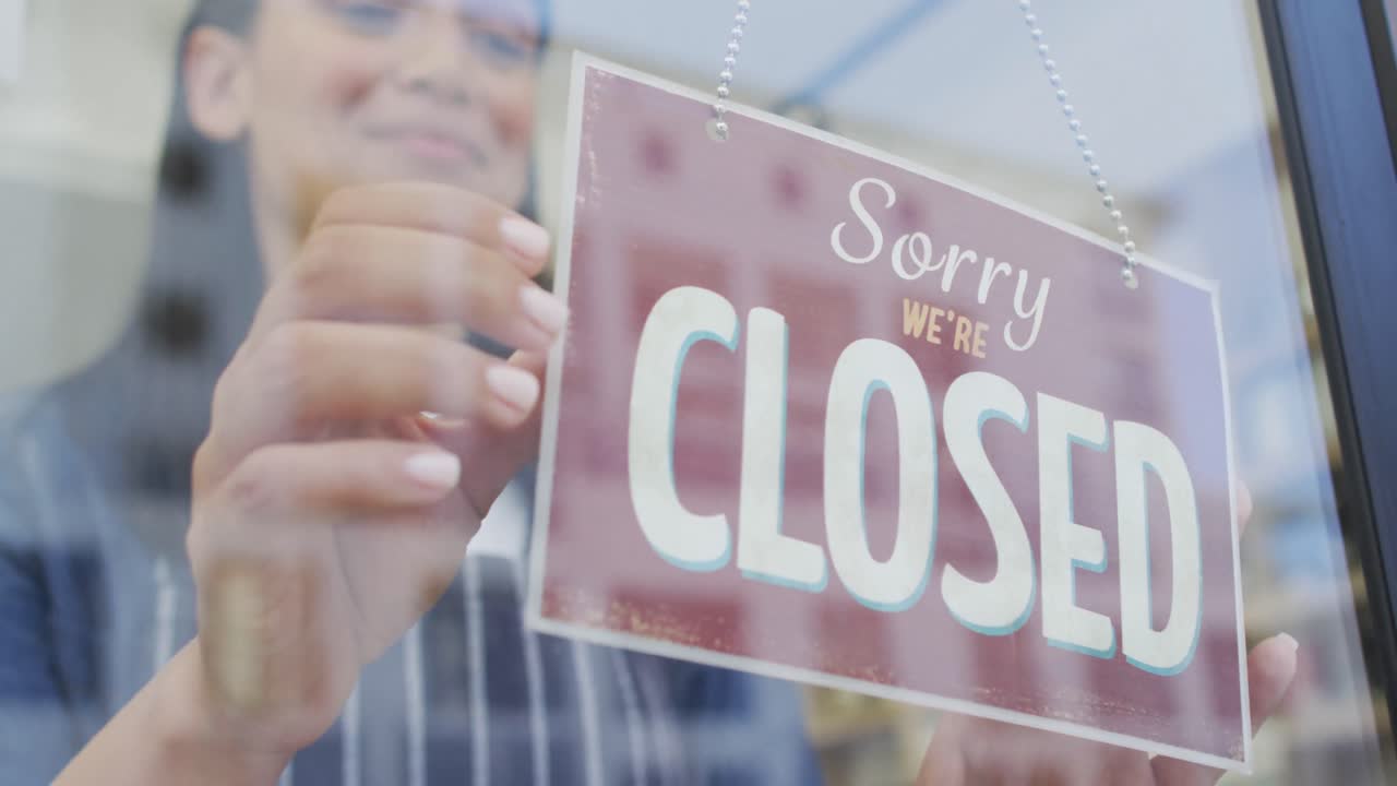 animación de una feliz camarera biracial girando una pancarta en las puertas de una cafetería
