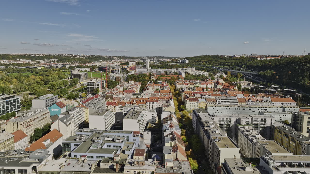 Prag, Tschechien: Luftbild (v53) Drohnenüberflug über das Viertel Karlín entlang der Křižíkova Straße, der die revitalisierte Stadtlandschaft und das historische Wahrzeichen Invalidovna einfängt – Aufgenommen mit Mavic 3 Cine – November 2022.