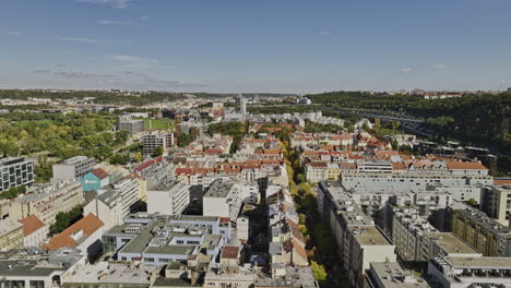 Prag,-Tschechien,-Luftaufnahme-Einer-V53-Drohne-über-Dem-Karlin-Viertel-Entlang-Der-Krizikova-Straße,-Aufnahme-Der-Revitalisierungsstadtlandschaft-Und-Des-Historischen-Wahrzeichens-Von-Invalidovna-–-Aufgenommen-Mit-Mavic-3-Cine-–-November-2022