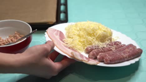 mujer dejando ingredientes para pizza en mesa turquesa