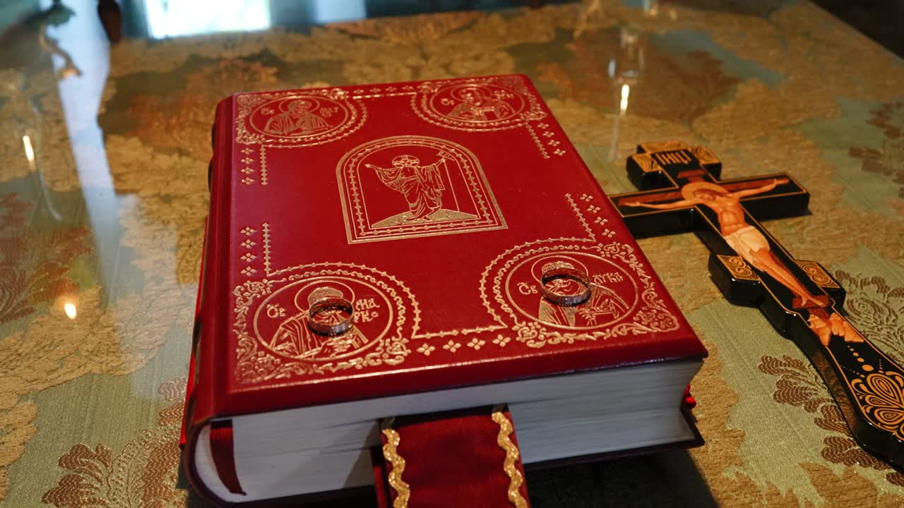 biblia y anillos de bodas de cerca