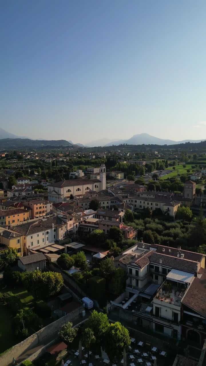 Video verticale aereo con drone dell'architettura medievale della città romana di Lazise, Italia