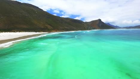 Hermoso-Mar-Turquesa-Rodeado-De-Montaña