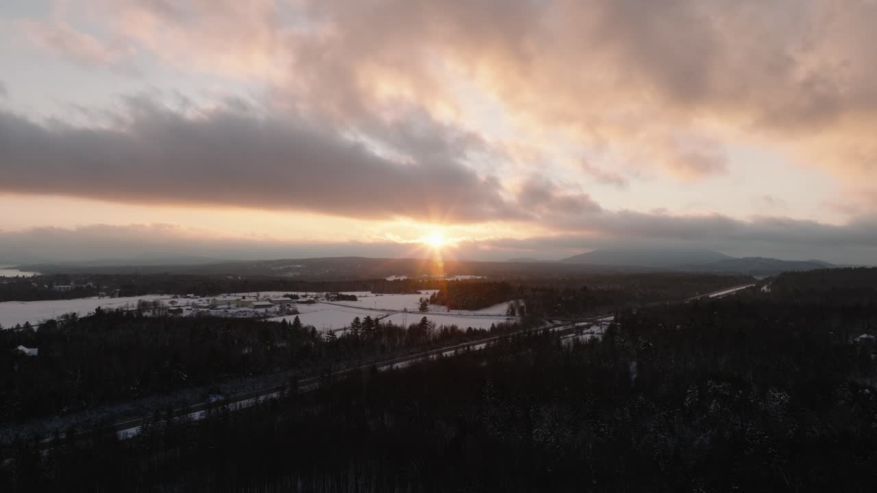 paisaje cubierto de nieve en mont orford durante la puesta de sol en quebec, canadá