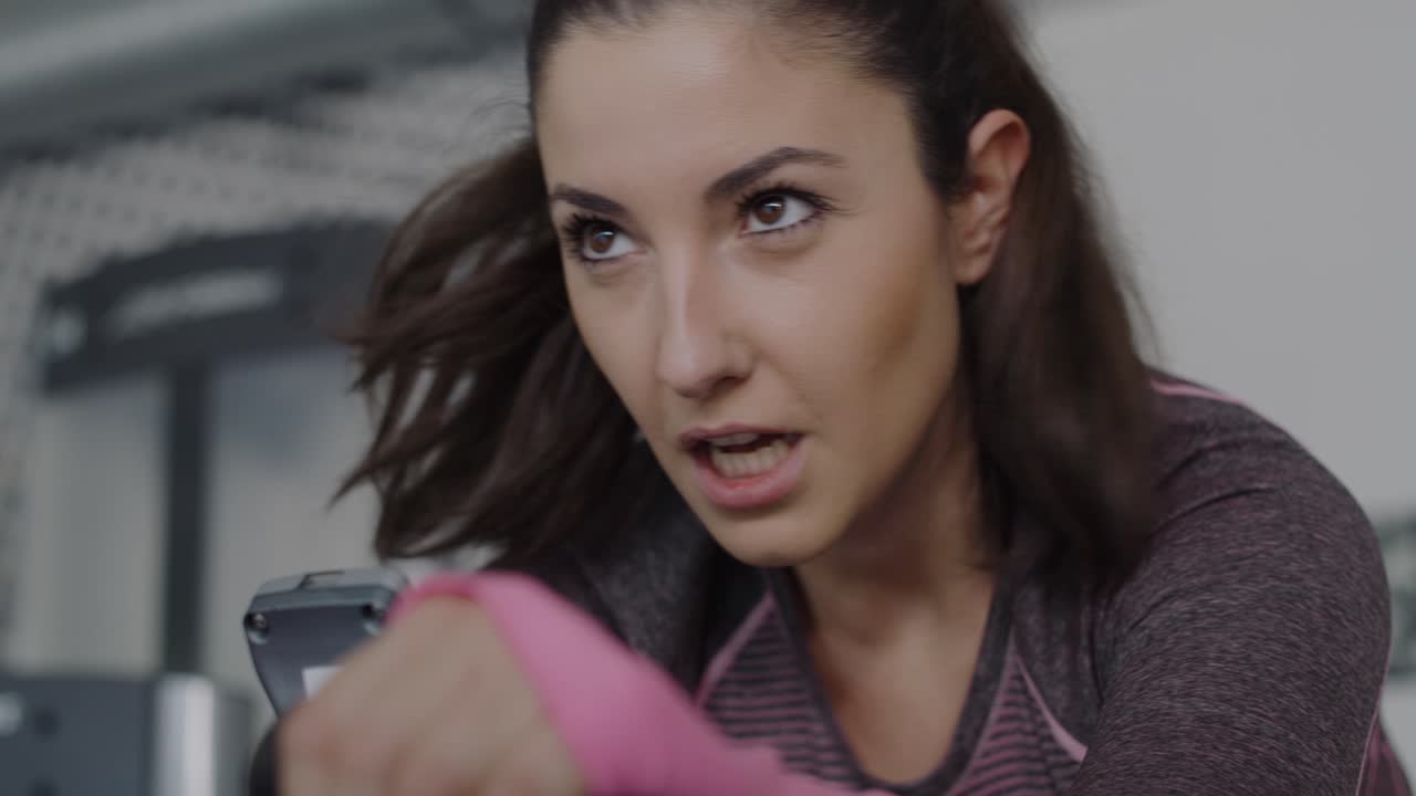 vista de mano de una mujer cansada haciendo ejercicio en el gimnasio