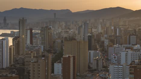 Vista-Panorámica-Aérea-Del-Horizonte-De-La-Ciudad-De-Benidorm-Con-Un-Alto-Edificio-De-Vacaciones-Al-Atardecer